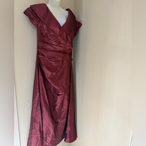 Jade by Jasmine Burgundy Wine Mother of Bride Evening Formal Dress Gown Size 14